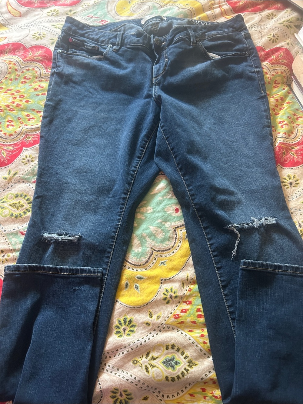 Distressed Skinny Jeans in Dark Blue